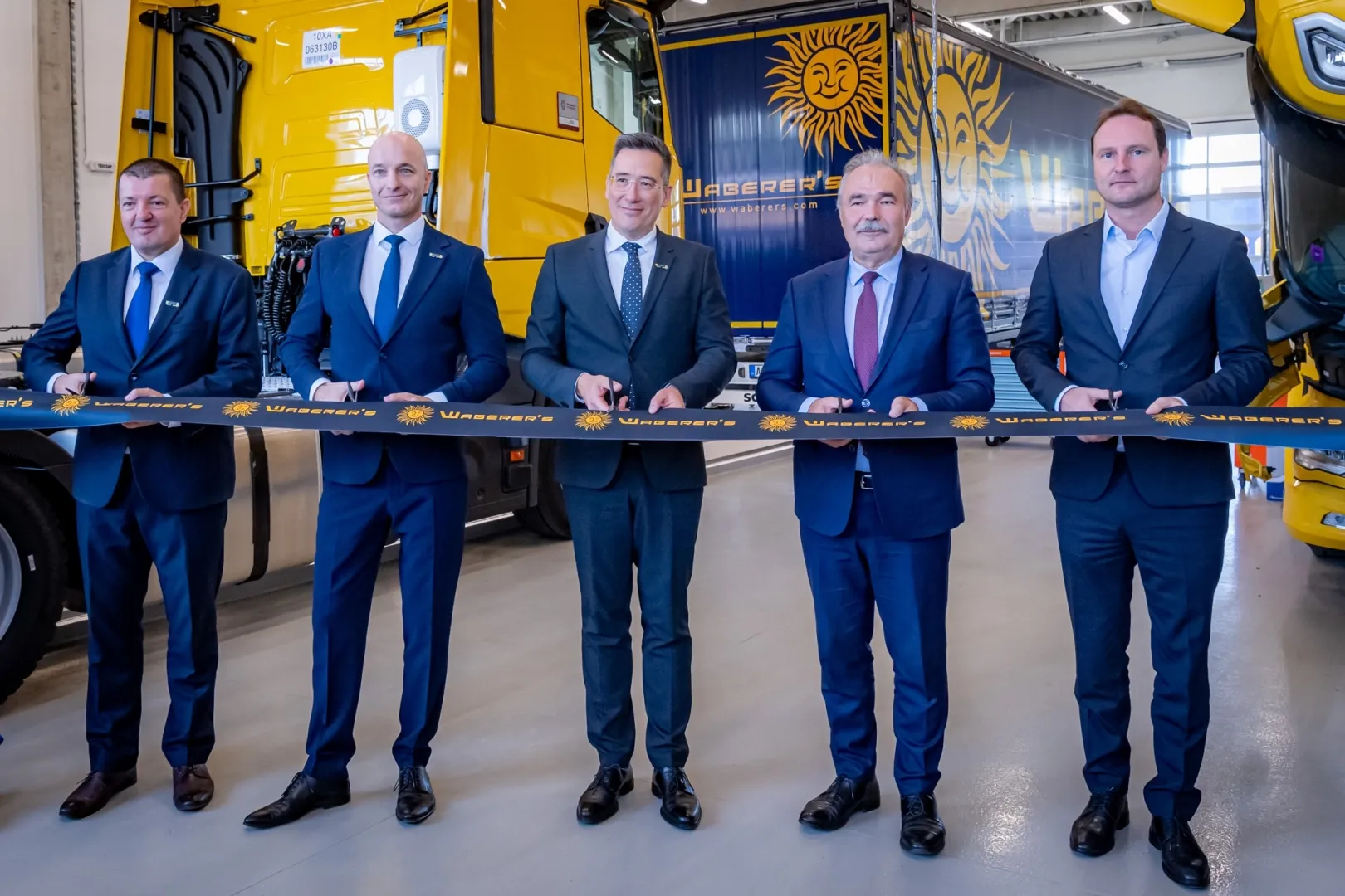 The ribbon-cutting ceremony was performed by László Budai, Technical and Facilities Director of the Waberer’s Group; György Szucsány, Property Development Director; Zsolt Barna, Chairman and CEO; Dr István Nagy, Minister of Agriculture; and Dr Bálint Filep, President of Széchenyi István University (Photo: András Adorján)